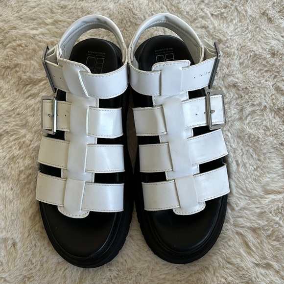 White and black chunky buckle sandals, size 8 - Picture 2 of 8